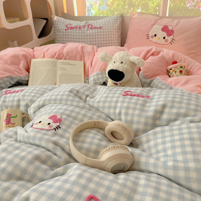 91家纺网 家纺一手货源 找家纺 小叮当家纺仓储工厂店 买家秀 爆款花型2025新款秋冬保暖牛奶绒卡通小清新毛巾绣系列四件套 蓝格猫咪