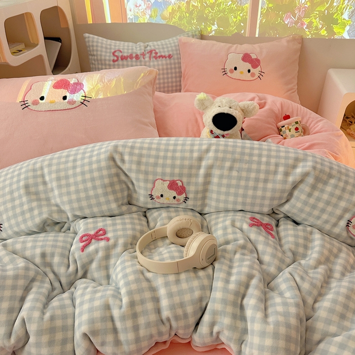 91家纺网 家纺一手货源 找家纺 小叮当家纺仓储工厂店 买家秀 爆款花型2025新款秋冬保暖牛奶绒卡通小清新毛巾绣系列四件套 蓝格猫咪