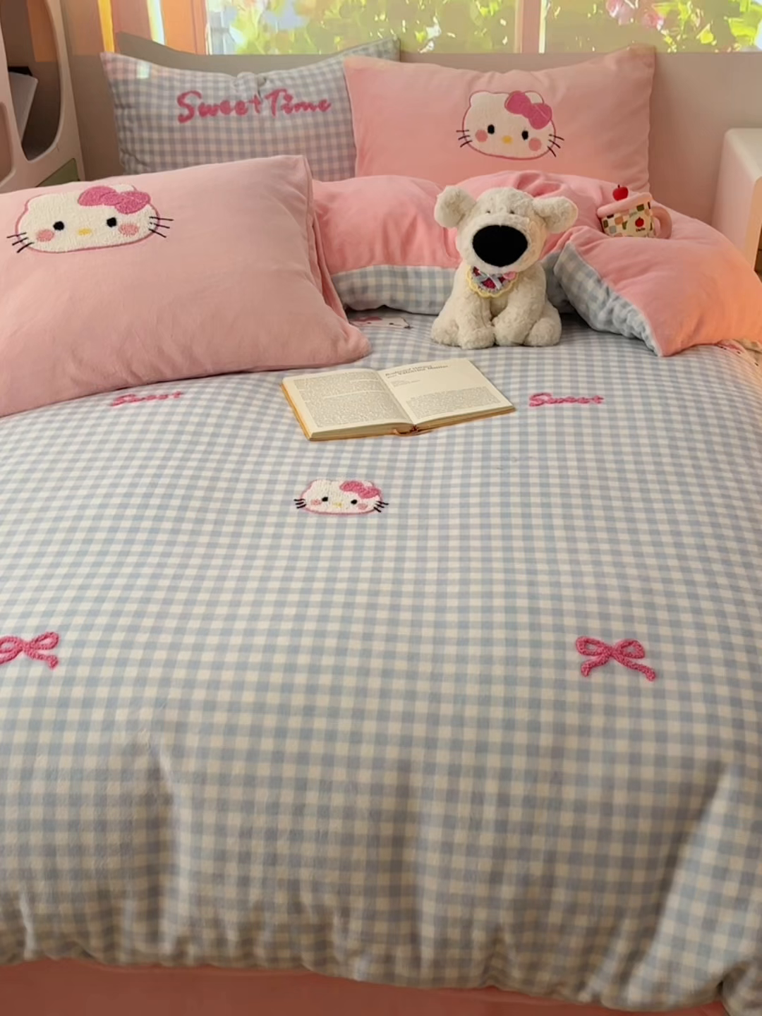 91家纺网 家纺一手货源 找家纺 小叮当家纺仓储工厂店 买家秀 爆款花型2025新款秋冬保暖牛奶绒卡通小清新毛巾绣系列四件套 蓝格猫咪