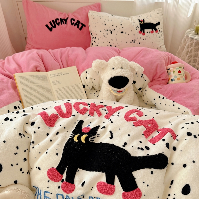 91家纺网 家纺一手货源 找家纺 小叮当家纺仓储工厂店 买家秀 爆款花型2025新款秋冬保暖牛奶绒卡通小清新毛巾绣系列四件套 点点酷夜猫