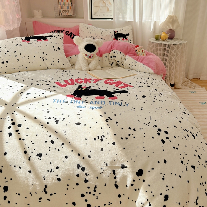 91家纺网 家纺一手货源 找家纺 小叮当家纺仓储工厂店 买家秀 爆款花型2025新款秋冬保暖牛奶绒卡通小清新毛巾绣系列四件套 点点酷夜猫