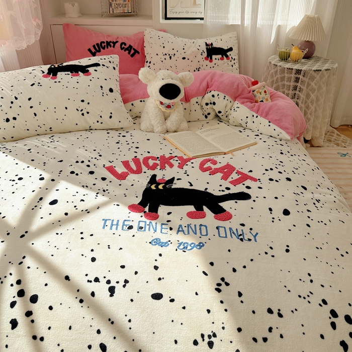 91家纺网 家纺一手货源 找家纺 小叮当家纺仓储工厂店 买家秀 爆款花型2025新款秋冬保暖牛奶绒卡通小清新毛巾绣系列四件套 点点酷夜猫