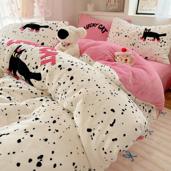 91家纺网 家纺一手货源 找家纺 小叮当家纺仓储工厂店 买家秀 爆款花型2025新款秋冬保暖牛奶绒卡通小清新毛巾绣系列四件套 点点酷夜猫