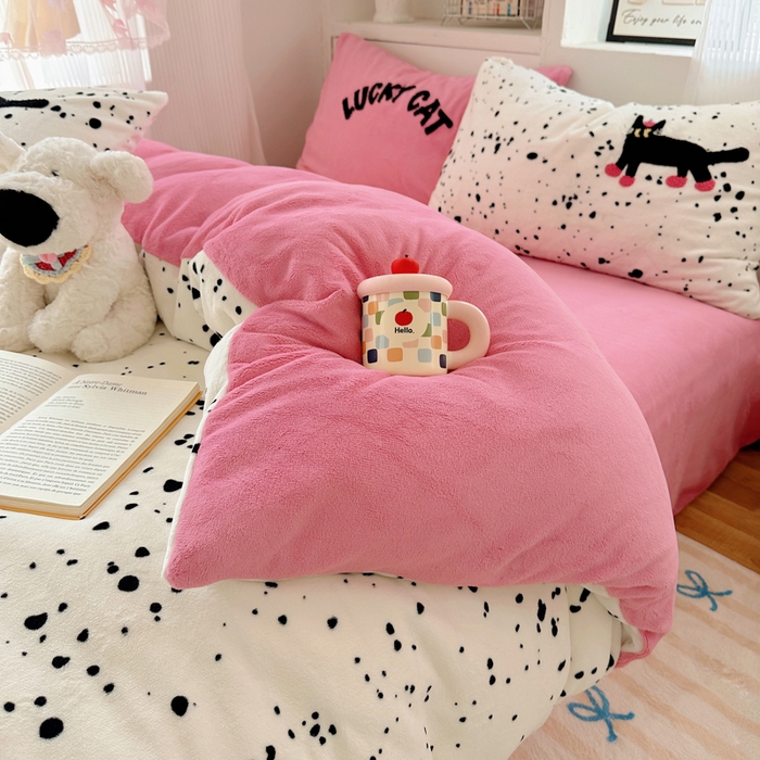 91家纺网 家纺一手货源 找家纺 小叮当家纺仓储工厂店 买家秀 爆款花型2025新款秋冬保暖牛奶绒卡通小清新毛巾绣系列四件套 点点酷夜猫