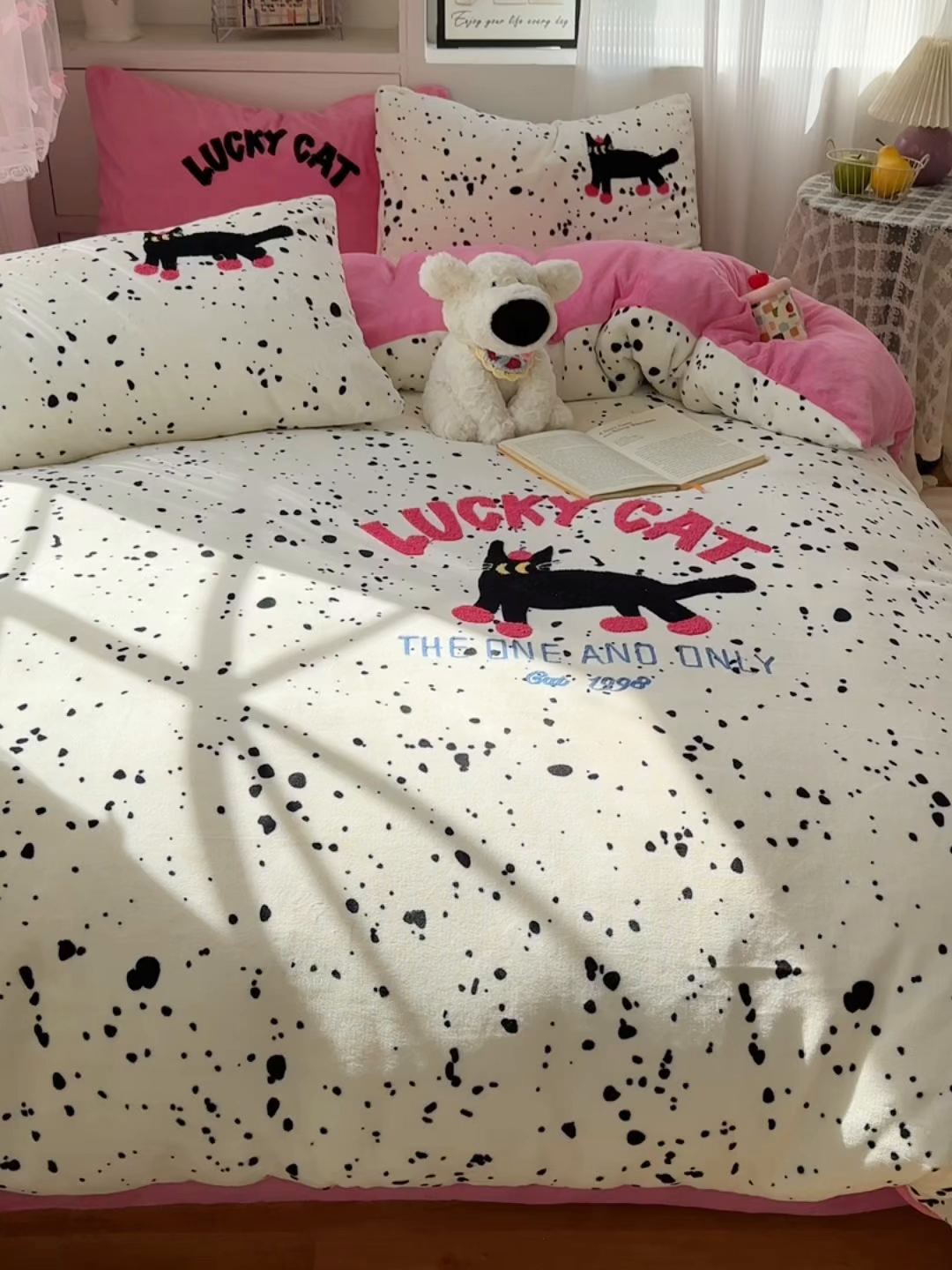 91家纺网 家纺一手货源 找家纺 小叮当家纺仓储工厂店 买家秀 爆款花型2025新款秋冬保暖牛奶绒卡通小清新毛巾绣系列四件套 点点酷夜猫