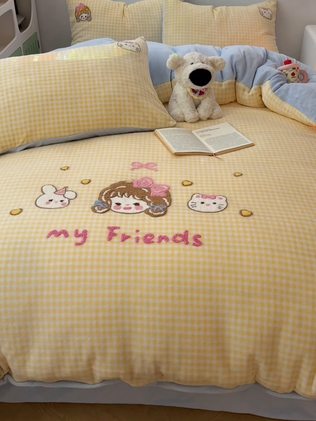 91家纺网 家纺一手货源 找家纺 小叮当家纺仓储工厂店 买家秀 爆款花型2025新款秋冬保暖牛奶绒卡通小清新毛巾绣系列四件套 黄格小女孩