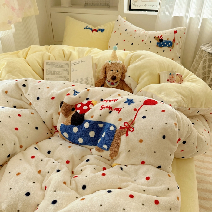 小叮当家纺仓储工厂店 买家秀 爆款花型2025新款秋冬保暖牛奶绒卡通小清新毛巾绣系列四件套 波点腊肠狗-黄