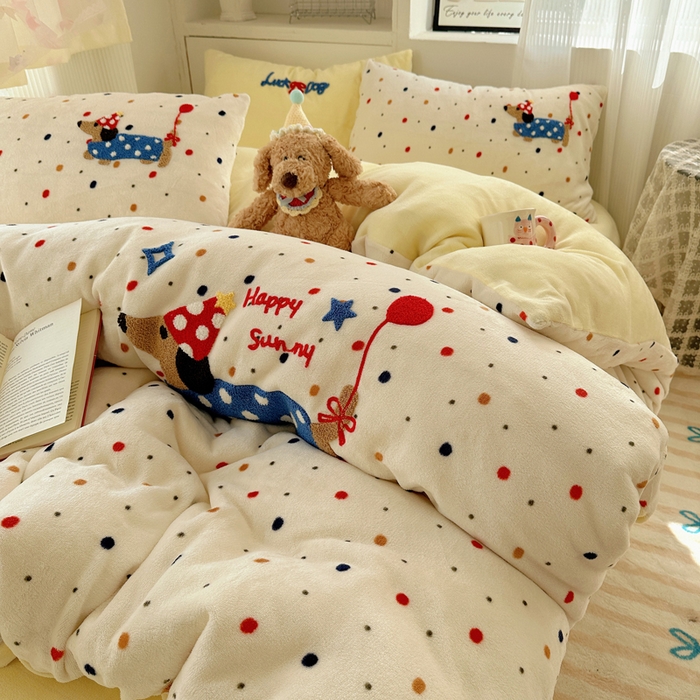 91家纺网 家纺一手货源 找家纺 小叮当家纺仓储工厂店 买家秀 爆款花型2025新款秋冬保暖牛奶绒卡通小清新毛巾绣系列四件套 波点腊肠狗-黄