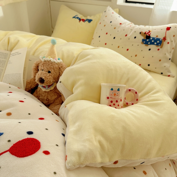 91家纺网 家纺一手货源 找家纺 小叮当家纺仓储工厂店 买家秀 爆款花型2025新款秋冬保暖牛奶绒卡通小清新毛巾绣系列四件套 波点腊肠狗-黄