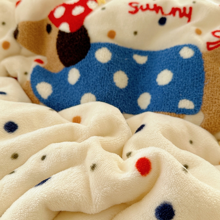 91家纺网 家纺一手货源 找家纺 小叮当家纺仓储工厂店 买家秀 爆款花型2025新款秋冬保暖牛奶绒卡通小清新毛巾绣系列四件套 波点腊肠狗-黄