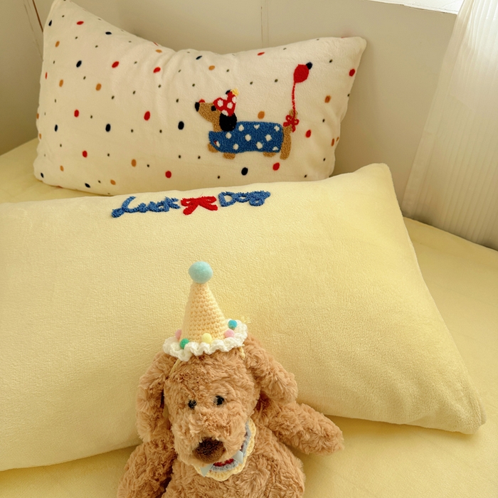 91家纺网 家纺一手货源 找家纺 小叮当家纺仓储工厂店 买家秀 爆款花型2025新款秋冬保暖牛奶绒卡通小清新毛巾绣系列四件套 波点腊肠狗-黄