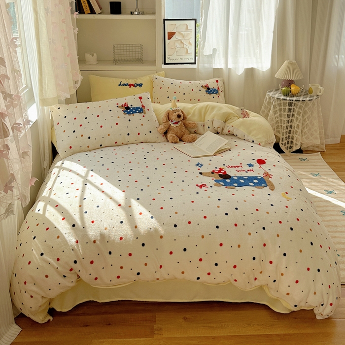 91家纺网 家纺一手货源 找家纺 小叮当家纺仓储工厂店 买家秀 爆款花型2025新款秋冬保暖牛奶绒卡通小清新毛巾绣系列四件套 波点腊肠狗-黄