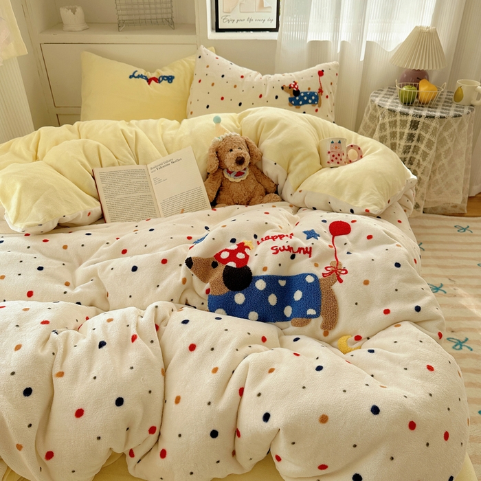 91家纺网 家纺一手货源 找家纺 小叮当家纺仓储工厂店 买家秀 爆款花型2025新款秋冬保暖牛奶绒卡通小清新毛巾绣系列四件套 波点腊肠狗-黄