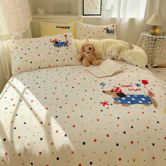 91家纺网 家纺一手货源 找家纺 小叮当家纺仓储工厂店 买家秀 爆款花型2025新款秋冬保暖牛奶绒卡通小清新毛巾绣系列四件套 波点腊肠狗-黄