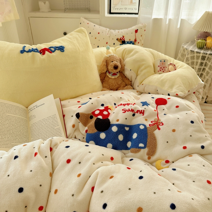 91家纺网 家纺一手货源 找家纺 小叮当家纺仓储工厂店 买家秀 爆款花型2025新款秋冬保暖牛奶绒卡通小清新毛巾绣系列四件套 波点腊肠狗-黄