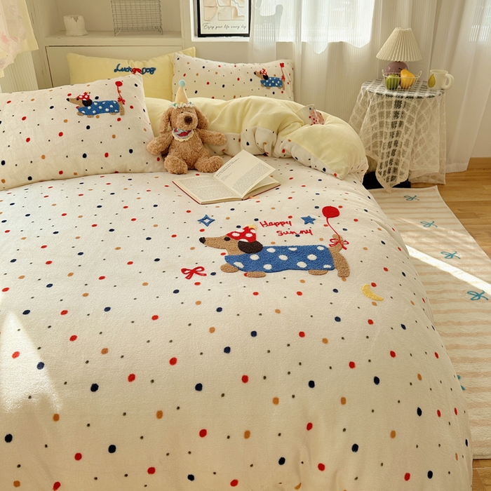 91家纺网 家纺一手货源 找家纺 小叮当家纺仓储工厂店 买家秀 爆款花型2025新款秋冬保暖牛奶绒卡通小清新毛巾绣系列四件套 波点腊肠狗-黄