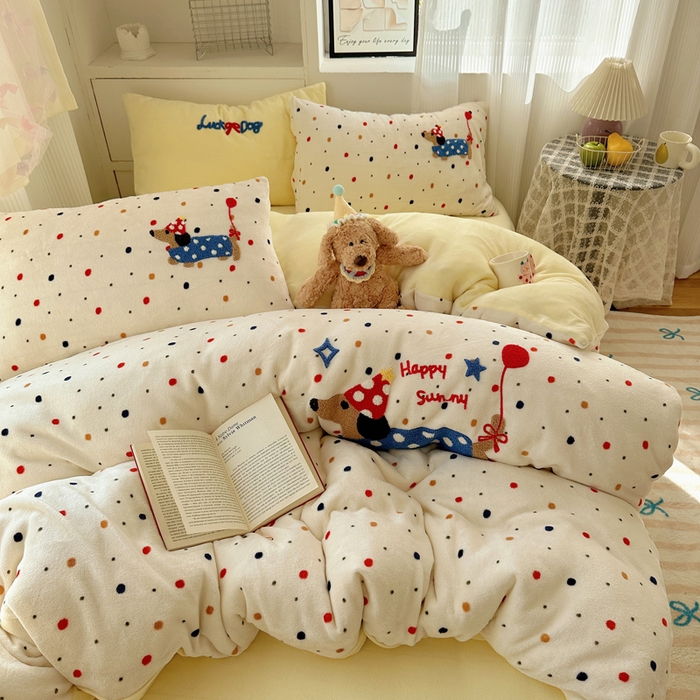 91家纺网 家纺一手货源 找家纺 小叮当家纺仓储工厂店 买家秀 爆款花型2025新款秋冬保暖牛奶绒卡通小清新毛巾绣系列四件套 波点腊肠狗-黄