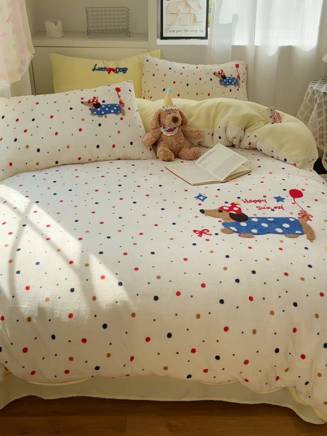 91家纺网 家纺一手货源 找家纺 小叮当家纺仓储工厂店 买家秀 爆款花型2025新款秋冬保暖牛奶绒卡通小清新毛巾绣系列四件套 波点腊肠狗-黄