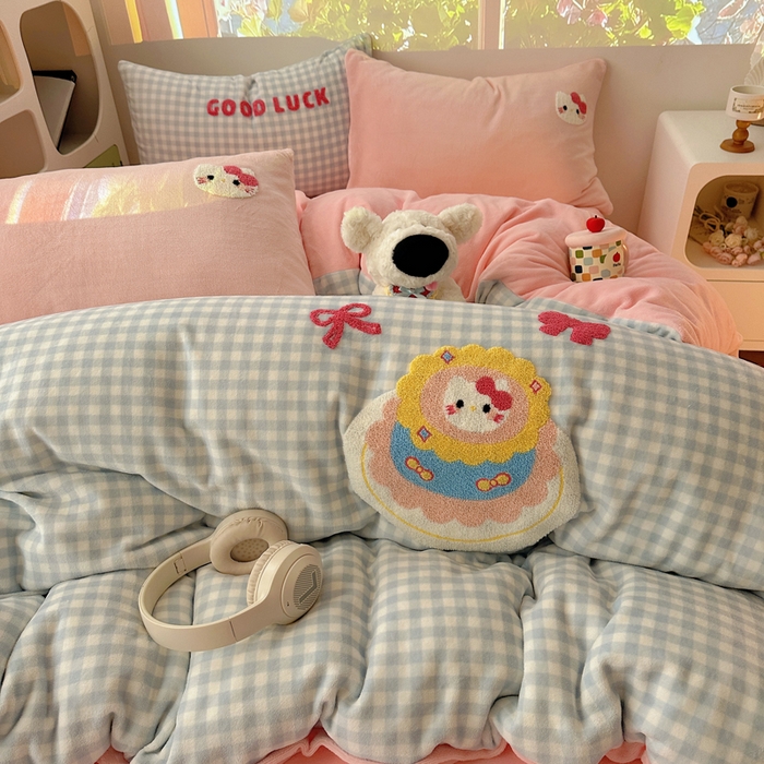 91家纺网 家纺一手货源 找家纺 小叮当家纺仓储工厂店 买家秀 爆款花型2025新款秋冬保暖牛奶绒卡通小清新毛巾绣系列四件套 蛋糕花喵