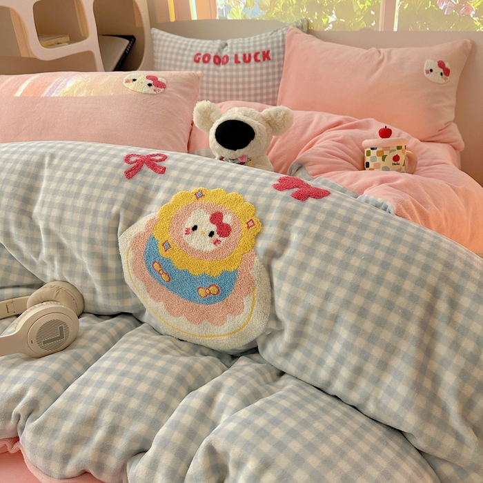 91家纺网 家纺一手货源 找家纺 小叮当家纺仓储工厂店 买家秀 爆款花型2025新款秋冬保暖牛奶绒卡通小清新毛巾绣系列四件套 蛋糕花喵