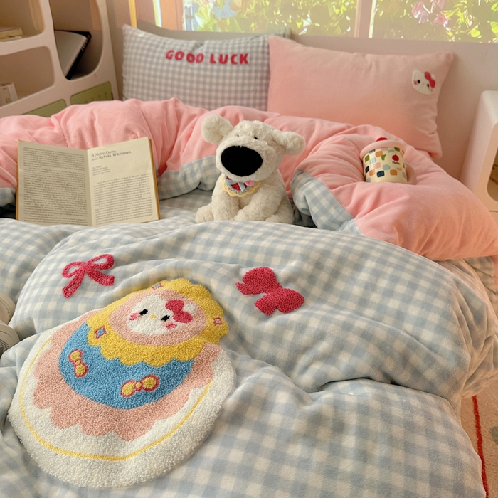 91家纺网 家纺一手货源 找家纺 小叮当家纺仓储工厂店 买家秀 爆款花型2025新款秋冬保暖牛奶绒卡通小清新毛巾绣系列四件套 蛋糕花喵