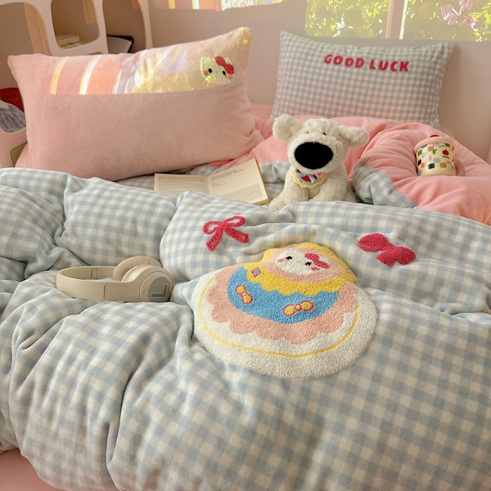 91家纺网 家纺一手货源 找家纺 小叮当家纺仓储工厂店 买家秀 爆款花型2025新款秋冬保暖牛奶绒卡通小清新毛巾绣系列四件套 蛋糕花喵