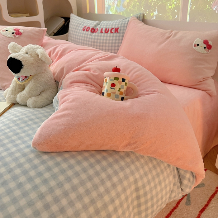 91家纺网 家纺一手货源 找家纺 小叮当家纺仓储工厂店 买家秀 爆款花型2025新款秋冬保暖牛奶绒卡通小清新毛巾绣系列四件套 蛋糕花喵