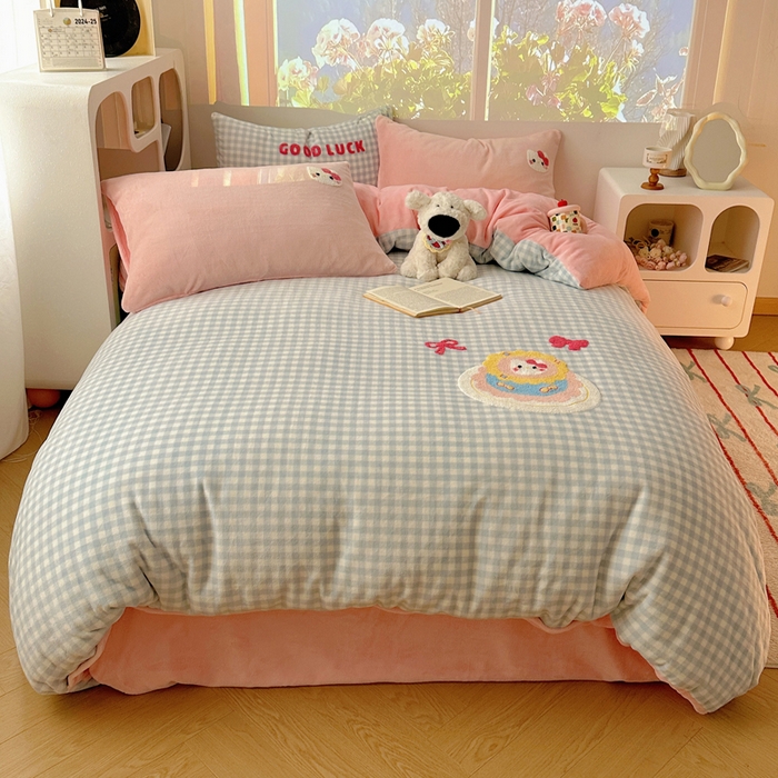 91家纺网 家纺一手货源 找家纺 小叮当家纺仓储工厂店 买家秀 爆款花型2025新款秋冬保暖牛奶绒卡通小清新毛巾绣系列四件套 蛋糕花喵