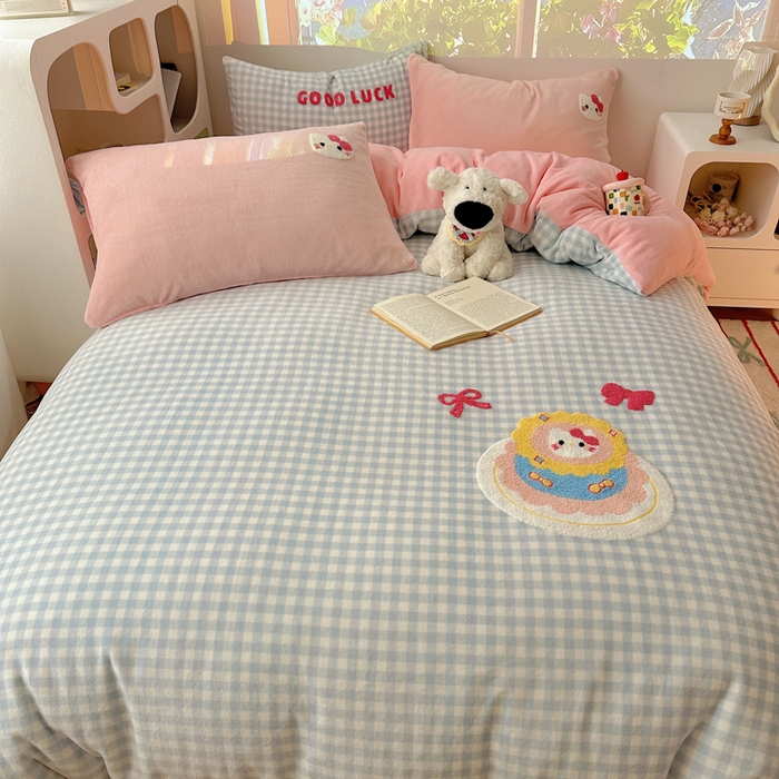 91家纺网 家纺一手货源 找家纺 小叮当家纺仓储工厂店 买家秀 爆款花型2025新款秋冬保暖牛奶绒卡通小清新毛巾绣系列四件套 蛋糕花喵