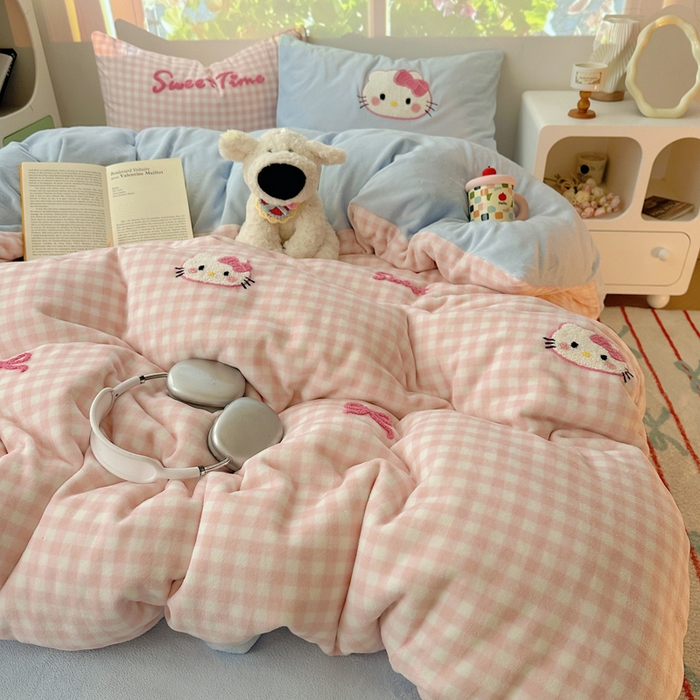 91家纺网 家纺一手货源 找家纺 小叮当家纺仓储工厂店 买家秀 爆款花型2025新款秋冬保暖牛奶绒卡通小清新毛巾绣系列四件套 粉格猫咪