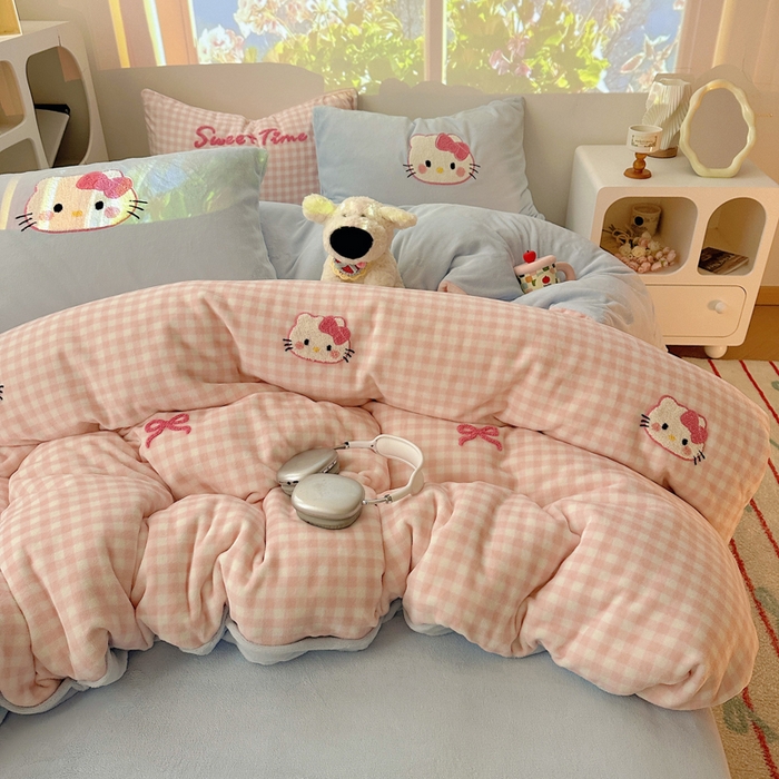 91家纺网 家纺一手货源 找家纺 小叮当家纺仓储工厂店 买家秀 爆款花型2025新款秋冬保暖牛奶绒卡通小清新毛巾绣系列四件套 粉格猫咪