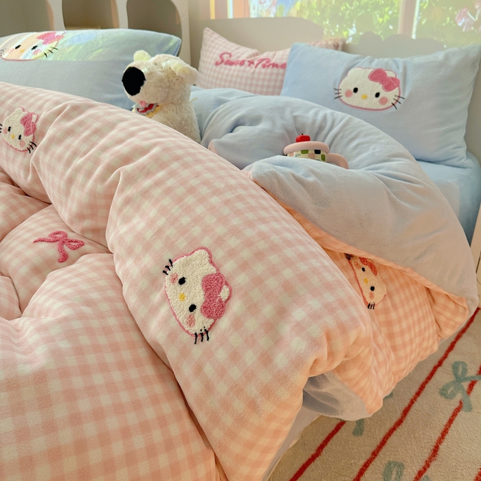 91家纺网 家纺一手货源 找家纺 小叮当家纺仓储工厂店 买家秀 爆款花型2025新款秋冬保暖牛奶绒卡通小清新毛巾绣系列四件套 粉格猫咪