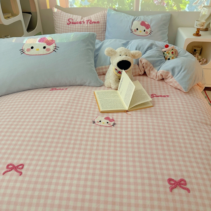 91家纺网 家纺一手货源 找家纺 小叮当家纺仓储工厂店 买家秀 爆款花型2025新款秋冬保暖牛奶绒卡通小清新毛巾绣系列四件套 粉格猫咪