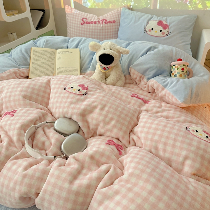 91家纺网 家纺一手货源 找家纺 小叮当家纺仓储工厂店 买家秀 爆款花型2025新款秋冬保暖牛奶绒卡通小清新毛巾绣系列四件套 粉格猫咪