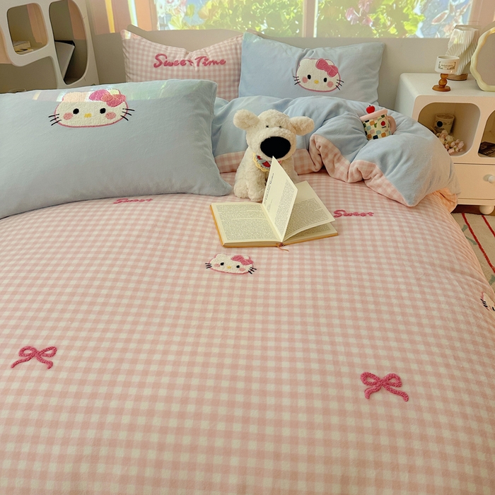 91家纺网 家纺一手货源 找家纺 小叮当家纺仓储工厂店 买家秀 爆款花型2025新款秋冬保暖牛奶绒卡通小清新毛巾绣系列四件套 粉格猫咪