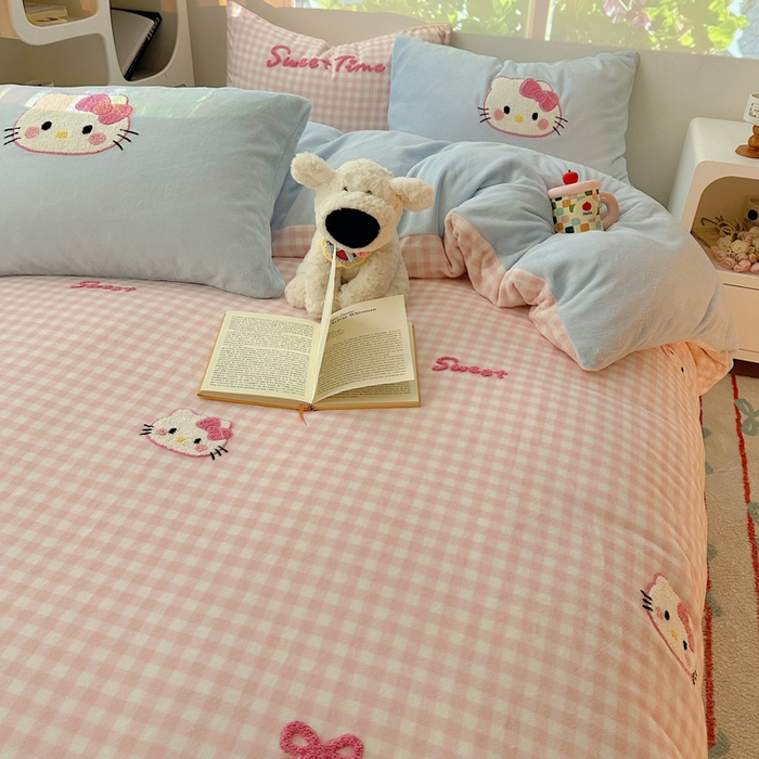 91家纺网 家纺一手货源 找家纺 小叮当家纺仓储工厂店 买家秀 爆款花型2025新款秋冬保暖牛奶绒卡通小清新毛巾绣系列四件套 粉格猫咪