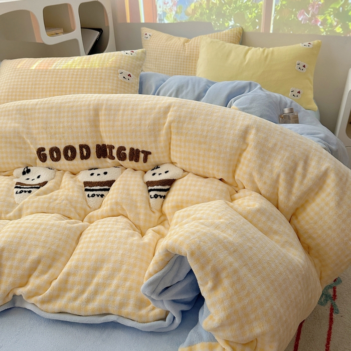 91家纺网 家纺一手货源 找家纺 小叮当家纺仓储工厂店 买家秀 爆款花型2025新款秋冬保暖牛奶绒卡通小清新毛巾绣系列四件套 黄格冰淇淋