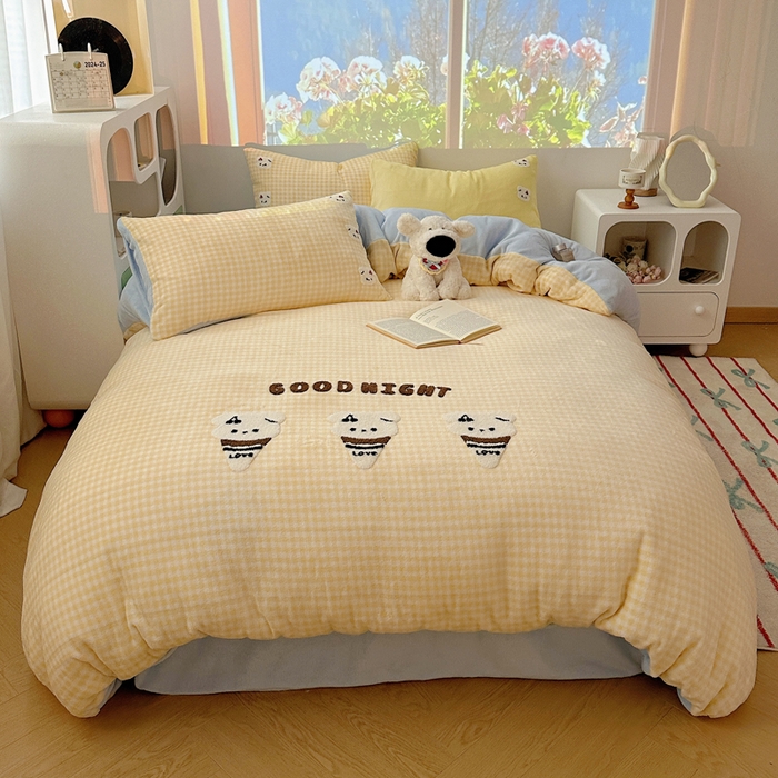 91家纺网 家纺一手货源 找家纺 小叮当家纺仓储工厂店 买家秀 爆款花型2025新款秋冬保暖牛奶绒卡通小清新毛巾绣系列四件套 黄格冰淇淋