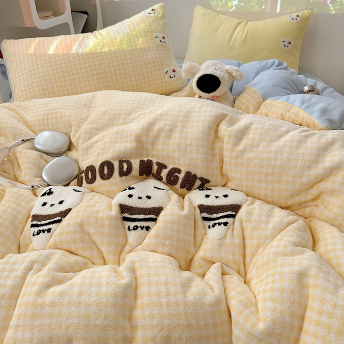 91家纺网 家纺一手货源 找家纺 小叮当家纺仓储工厂店 买家秀 爆款花型2025新款秋冬保暖牛奶绒卡通小清新毛巾绣系列四件套 黄格冰淇淋