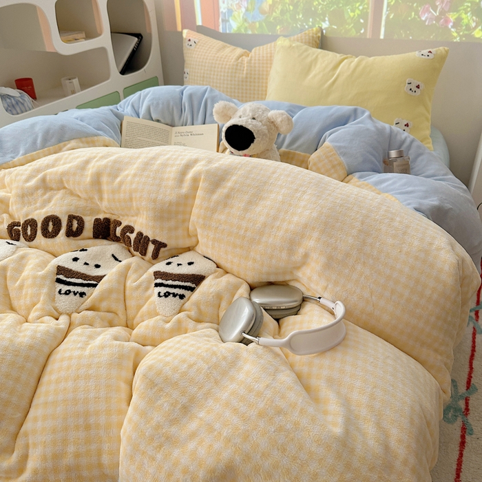 91家纺网 家纺一手货源 找家纺 小叮当家纺仓储工厂店 买家秀 爆款花型2025新款秋冬保暖牛奶绒卡通小清新毛巾绣系列四件套 黄格冰淇淋