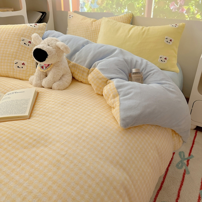 91家纺网 家纺一手货源 找家纺 小叮当家纺仓储工厂店 买家秀 爆款花型2025新款秋冬保暖牛奶绒卡通小清新毛巾绣系列四件套 黄格冰淇淋