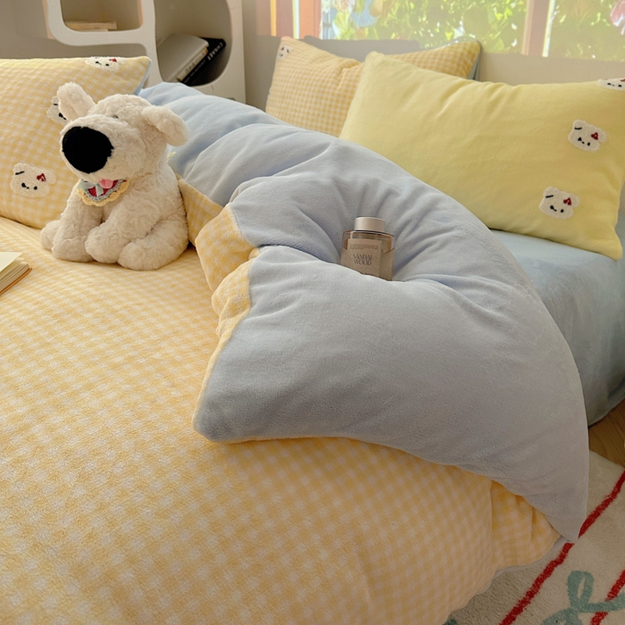 91家纺网 家纺一手货源 找家纺 小叮当家纺仓储工厂店 买家秀 爆款花型2025新款秋冬保暖牛奶绒卡通小清新毛巾绣系列四件套 黄格冰淇淋