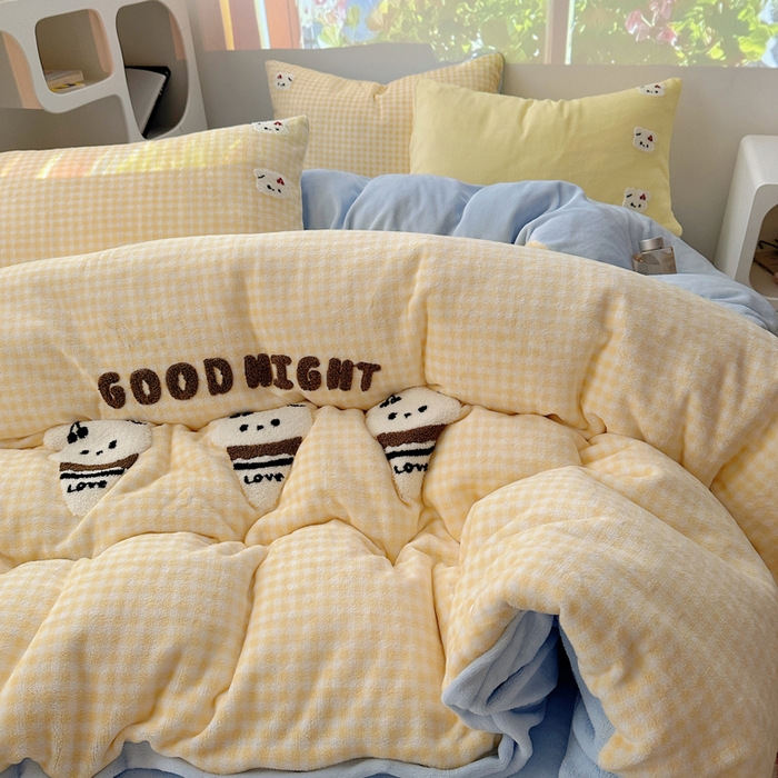 91家纺网 家纺一手货源 找家纺 小叮当家纺仓储工厂店 买家秀 爆款花型2025新款秋冬保暖牛奶绒卡通小清新毛巾绣系列四件套 黄格冰淇淋