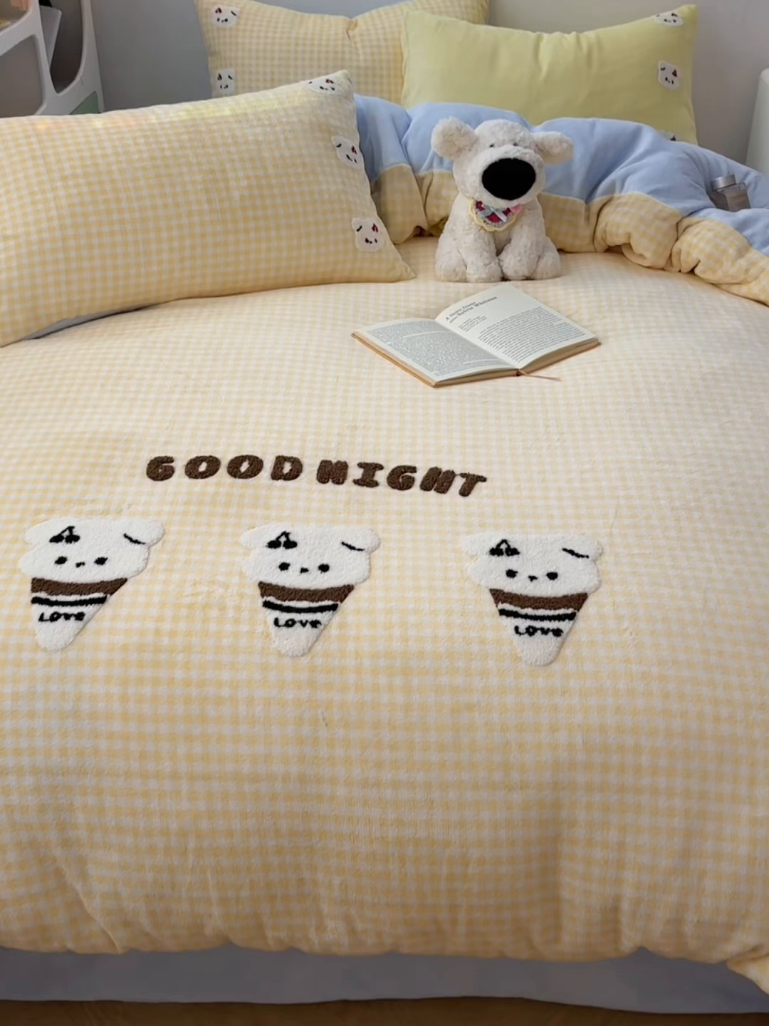 91家纺网 家纺一手货源 找家纺 小叮当家纺仓储工厂店 买家秀 爆款花型2025新款秋冬保暖牛奶绒卡通小清新毛巾绣系列四件套 黄格冰淇淋