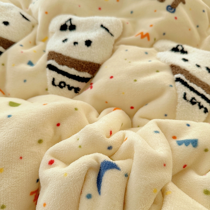 91家纺网 家纺一手货源 找家纺 小叮当家纺仓储工厂店 买家秀 爆款花型2025新款秋冬保暖牛奶绒卡通小清新毛巾绣系列四件套 碎碎冰淇淋