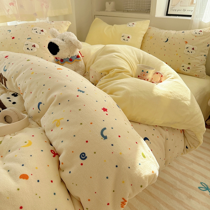 91家纺网 家纺一手货源 找家纺 小叮当家纺仓储工厂店 买家秀 爆款花型2025新款秋冬保暖牛奶绒卡通小清新毛巾绣系列四件套 碎碎冰淇淋