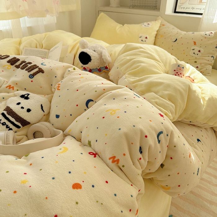 91家纺网 家纺一手货源 找家纺 小叮当家纺仓储工厂店 买家秀 爆款花型2025新款秋冬保暖牛奶绒卡通小清新毛巾绣系列四件套 碎碎冰淇淋