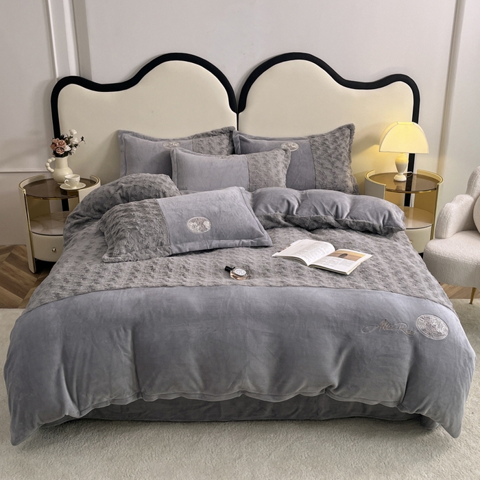 91家纺网 家纺一手货源 找家纺 （总）梓之赫 2025新款全消光牛奶绒四件套-浪漫玫瑰