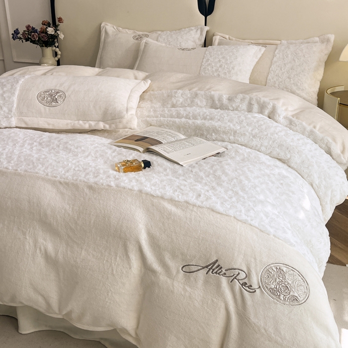 91家纺网 家纺一手货源 找家纺 梓之赫 2025新款全消光牛奶绒四件套-浪漫玫瑰 浪漫玫瑰-牛奶白