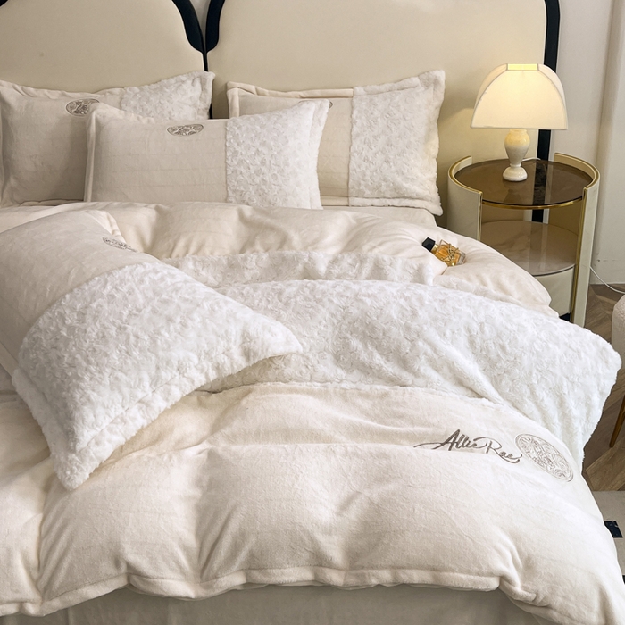 91家纺网 家纺一手货源 找家纺 梓之赫 2025新款全消光牛奶绒四件套-浪漫玫瑰 浪漫玫瑰-牛奶白